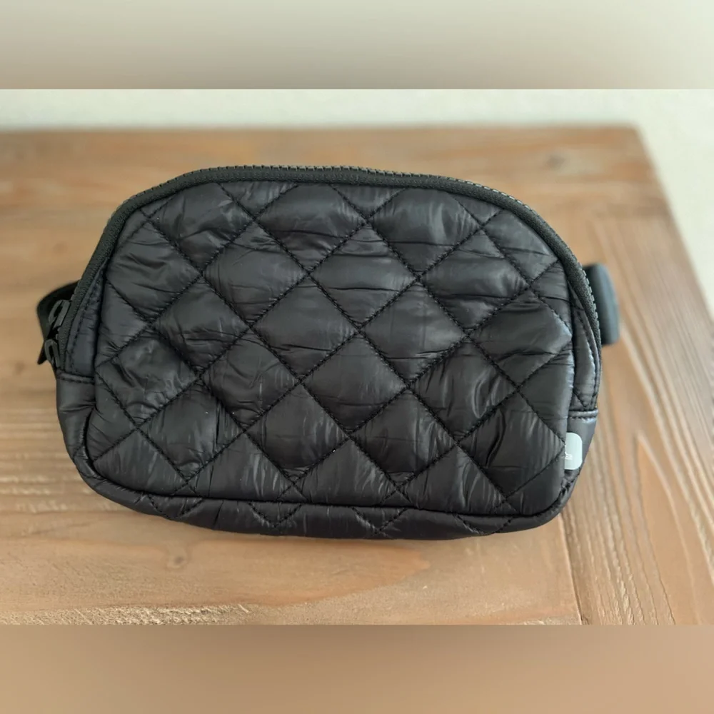 Lolë Unisex Quilted Fanny Pack Belt Bag Black NWOT - Picture 4 of 6
